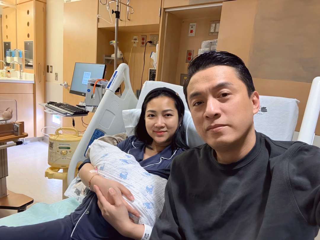 Nam ca sĩ đang được làm bố bỉm sữa ở tuổi 51.