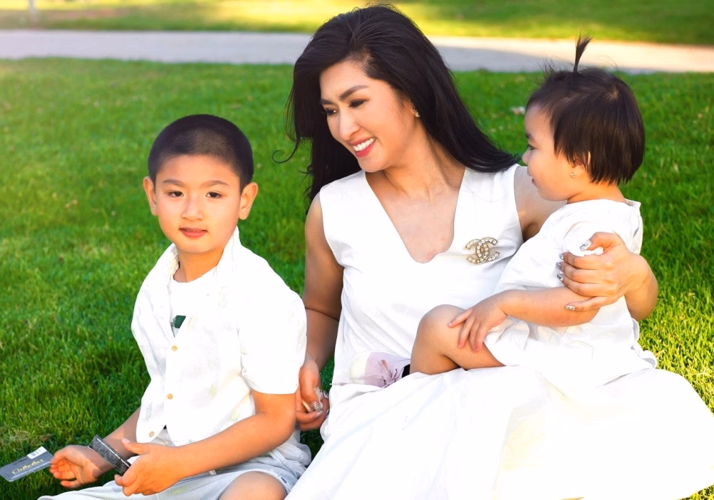 Nguyễn Hồng Nhung hạnh phúc với tổ ấm mới bên doanh nhân Đỗ Trung Thành Nguyễn Hồng Nhung bên 2 con.