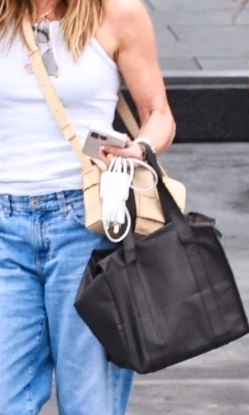 Sao nữ Hollywood đua nhau khoe phong cách minimalist chic hè này Jennifer Anniston's Travel Look