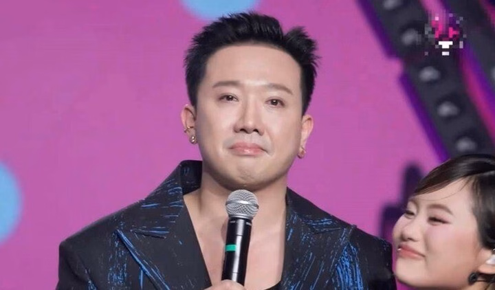 Trấn Thành bật khóc trong chương trình Em Xinh Say Hi: Nghệ sĩ đa cảm và tấm lòng nhân hậu Từ trước đến nay, Trấn Thành từng chia sẻ và tự nhận mình là người mau nước mắt, thậm chí còn được khán giả đặt cho biệt danh "Thành Cry".