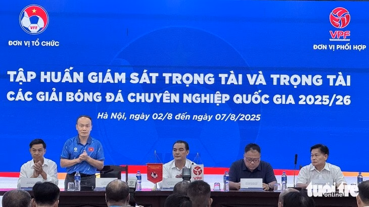 Trọng tài Hoàng Thanh Bình trong thời gian cầm còi với V-League - Ảnh: NGỌC LÊ