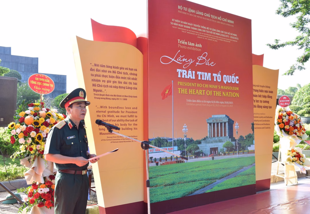 Mở triển lãm ảnh Lăng Bác – Trái tim Tổ quốc Người trẻ tham quan, tìm hiểu lịch sử về Bác. Ảnh: Châu Linh