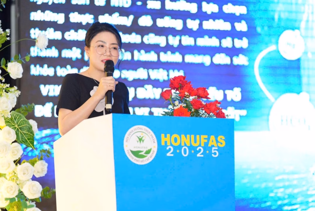 Thực hiện nghi thức ra mắt website của Hội Dinh dưỡng thực phẩm TPHCM.