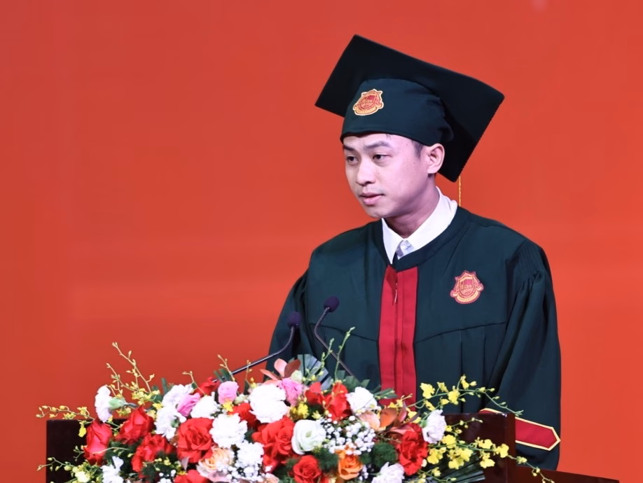 Gần 1.400 sinh viên, trong đó có nhiều vận động viên, nhận bằng từ đại học top đầu Việt Nam Nguyễn Thanh Duy, vận động viên karate - đại diện hơn 1.500 tân tiến sĩ, thạc sĩ, cử nhân - phát biểu tại buổi lễ. Ảnh: UEB