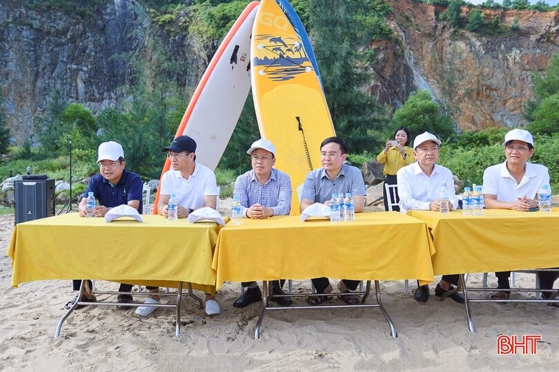 Thạch Khê ra mắt Câu lạc bộ Ván chèo đứng