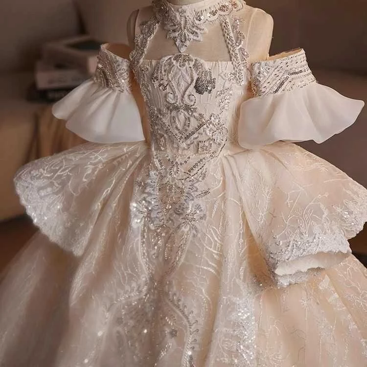 Mặc váy công chúa cho bé gái có cần lưu ý điều gì để không bị hớ?