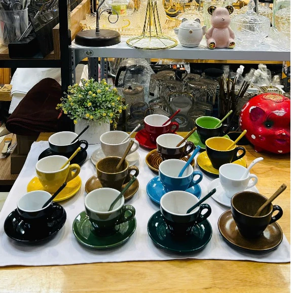 Lí do bạn nên chọn bộ ly cốc sứ cafe Bát Tràng thay vì ly nhựa: trải nghiệm khác biệt khi uống cà phê