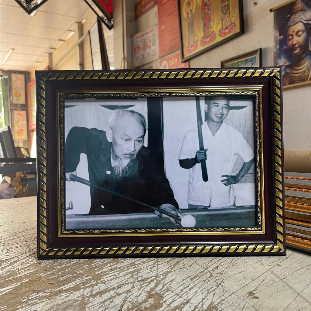 Làm thế nào để treo tranh Bác Hồ Chí Minh trong nhà mà không làm mất đi sự trang nghiêm?