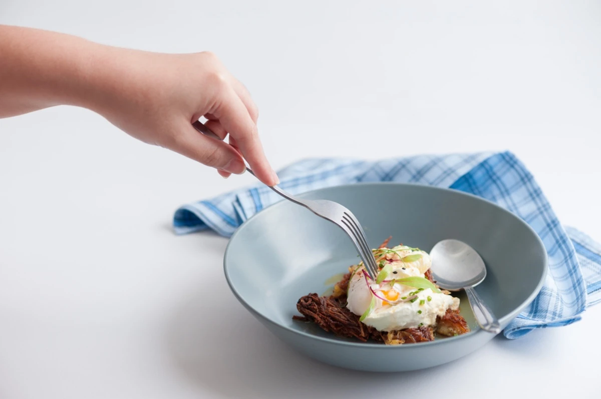 D&ugrave;ng tay kh&ocirc;ng thuận để ăn sẽ gi&uacute;p giảm tốc độ ăn, tr&aacute;nh ti&ecirc;u thụ qu&aacute; nhiều dễ g&acirc;y tăng c&acirc;n.