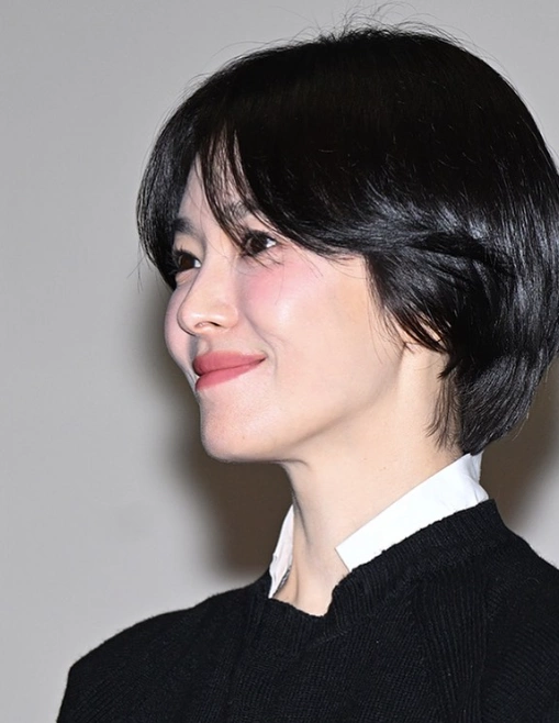 C&aacute;ch thoa phấn m&aacute; hồng cho người 40 tuổi