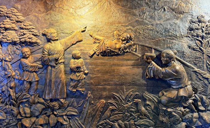 Chi tiết đi&ecirc;u khắc b&ecirc;n trong tượng Phật Di Lặc, An Giang