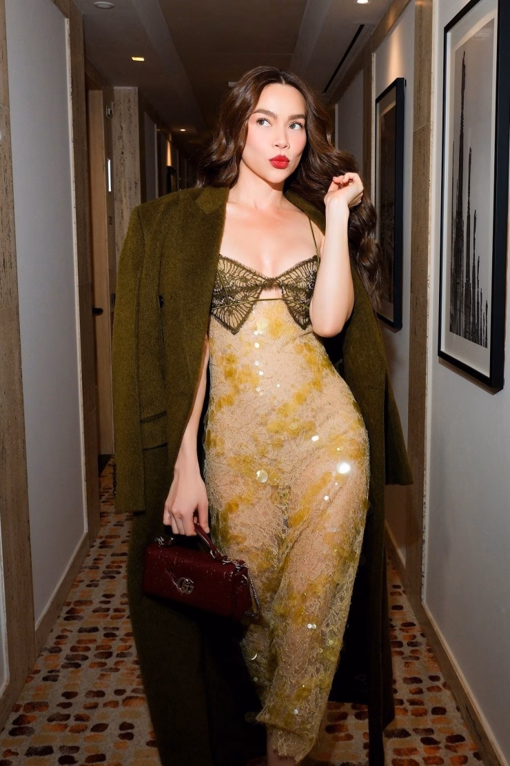 Đầm Chanel đ&iacute;nh đ&aacute; của Hồ Ngọc H&agrave;