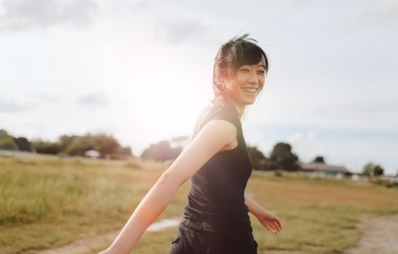 Đi bộ đ&uacute;ng c&aacute;ch gi&uacute;p giảm mỡ bụng nhẹ nh&agrave;ng