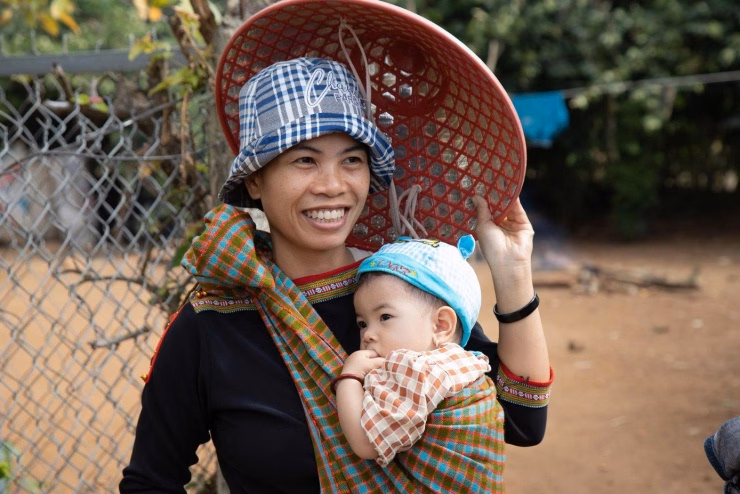 Chị H&rsquo;Đor &Ecirc;nu&ocirc;l dẫn đo&agrave;n kh&aacute;ch l&ecirc;n rẫy