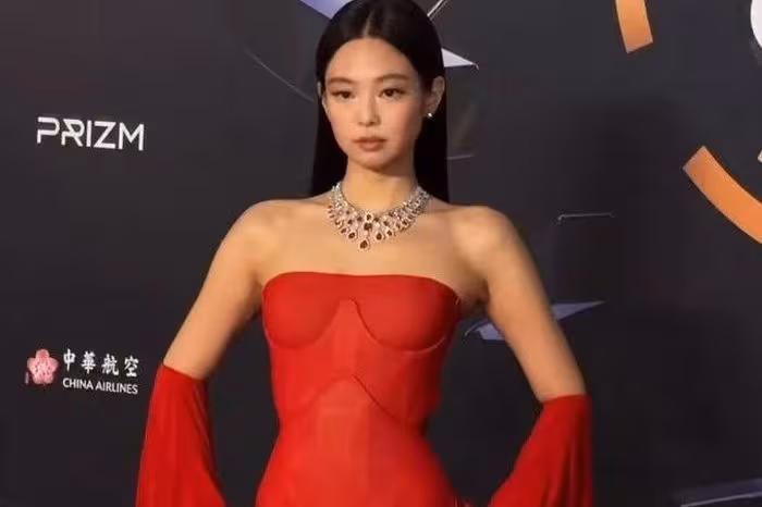 Jennie (BLACKPINK) gây bão thảm đỏ Golden Disc Awards với váy đỏ