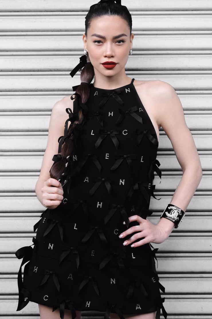 Kaftan trắng của Hồ Ngọc H&agrave; tại Campuchia