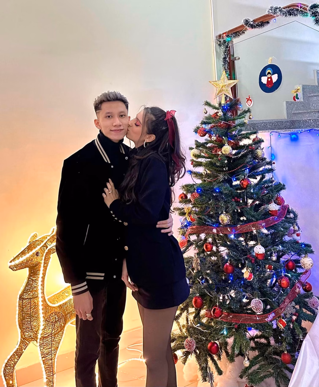 Khoảnh khắc l&atilde;ng mạn tại qu&aacute;n bar