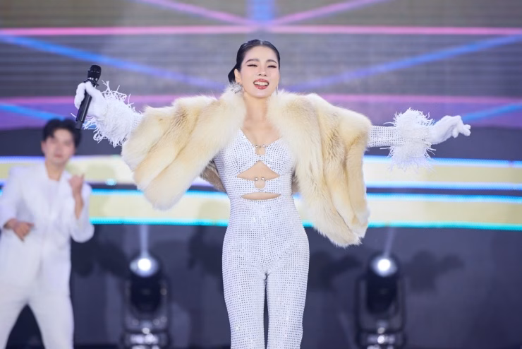 Lệ Quy&ecirc;n trong jumpsuit cắt xẻ tr&ecirc;n s&acirc;n khấu Sa Pa