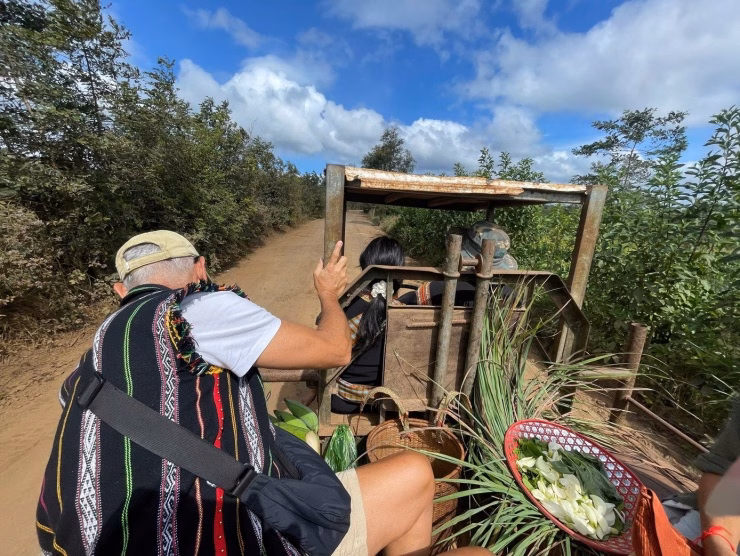 Du kh&aacute;ch T&acirc;y Nguy&ecirc;n ngồi tr&ecirc;n xe c&ocirc;ng n&ocirc;ng