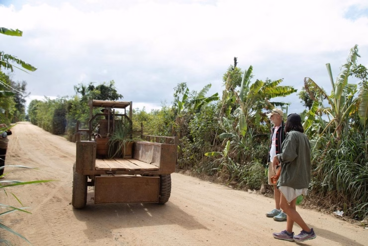 Du kh&aacute;ch T&acirc;y Nguy&ecirc;n trải nghiệm xe c&ocirc;ng n&ocirc;ng l&ecirc;n rẫy