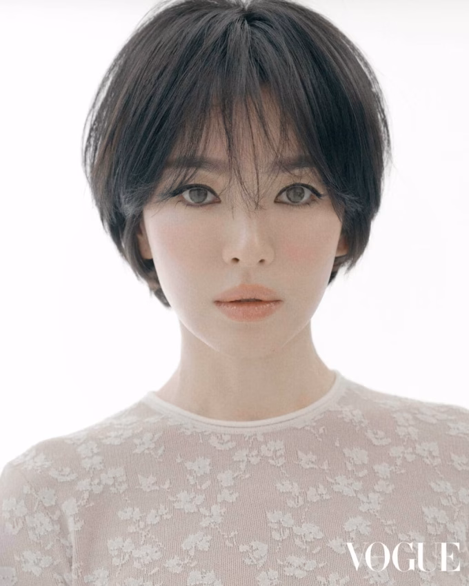 Trong loạt ảnh chụp cho Vogue, Song Hye Kyo c&ograve;n c&oacute; th&ecirc;m một layout trang điểm, thay đổi phần son m&ocirc;i v&agrave; phấn m&aacute; sang tone hồng cam.