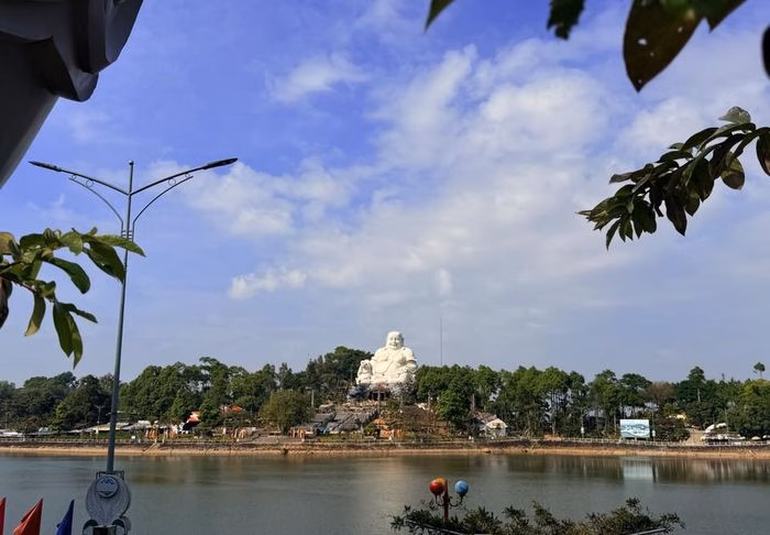 Tượng Phật Di Lặc lớn nhất ch&acirc;u &Aacute; tr&ecirc;n đỉnh n&uacute;i Cấm