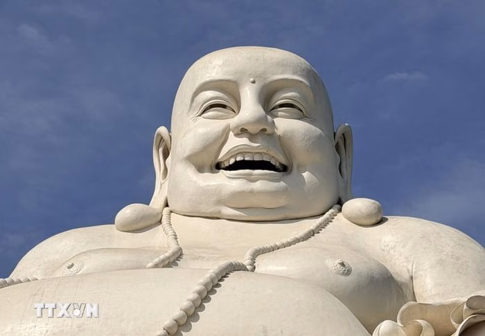 Tượng Phật Di Lặc tr&ecirc;n đỉnh Thi&ecirc;n Cấm Sơn