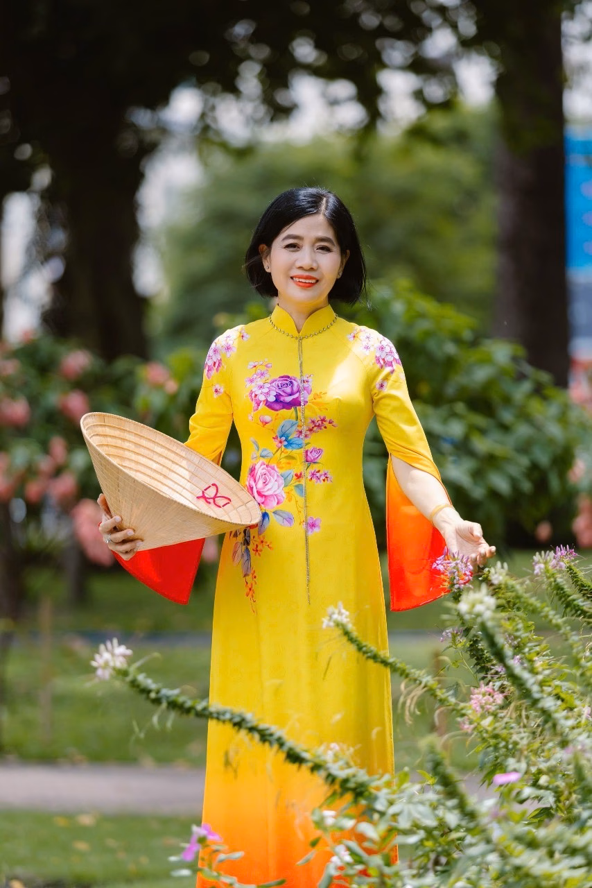 Võ Thúy Ái Võ Thúy Ái trong bộ áo dài truyền thống