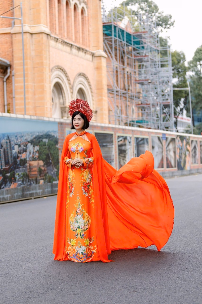 Võ Thúy Ái trong bộ áo dài hiện đại Võ Thúy Ái trong bộ áo dài hiện đại