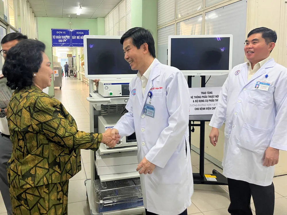 Tặng bệnh viện Chợ Rẫy hệ thống phẫu thuật hiện đại ảnh1 Bệnh viện Chợ Rẫy tiếp nhận hệ thống phẫu thuật nội soi