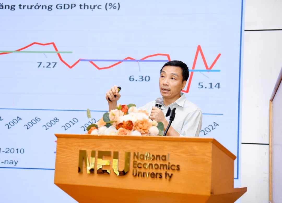 PGS.TS Phạm Thế Anh trình bày tại cuộc toạ đàm PGS.TS Phạm Thế Anh trình bày tại cuộc toạ đàm
