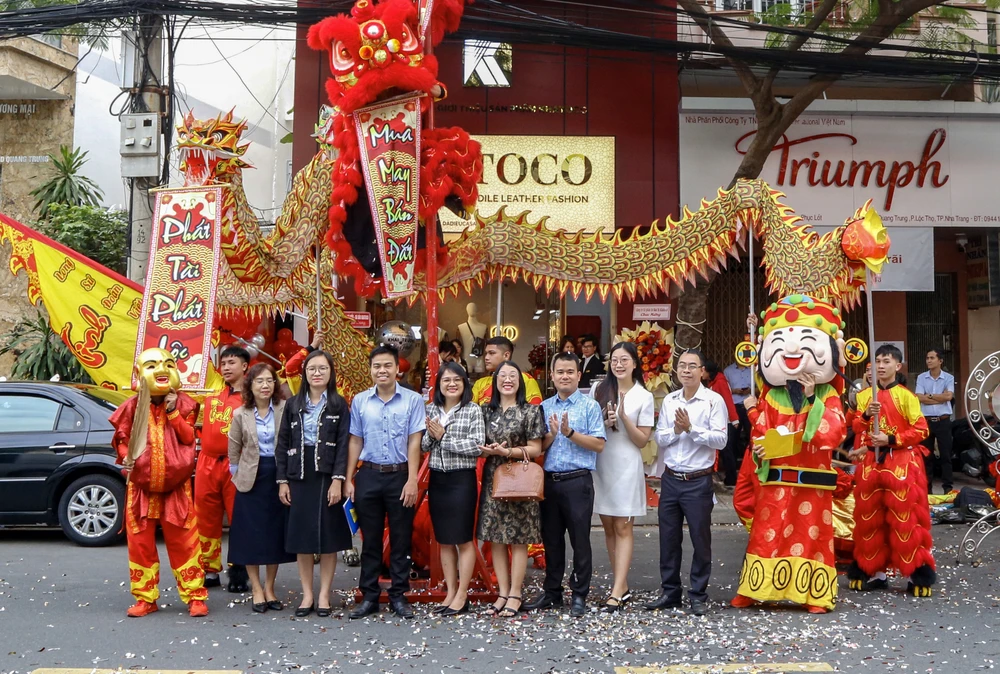 Không khí khai trương cửa hàng giới thiệu sản phẩm Khatoco Không khí khai trương cửa hàng giới thiệu sản phẩm Khatoco