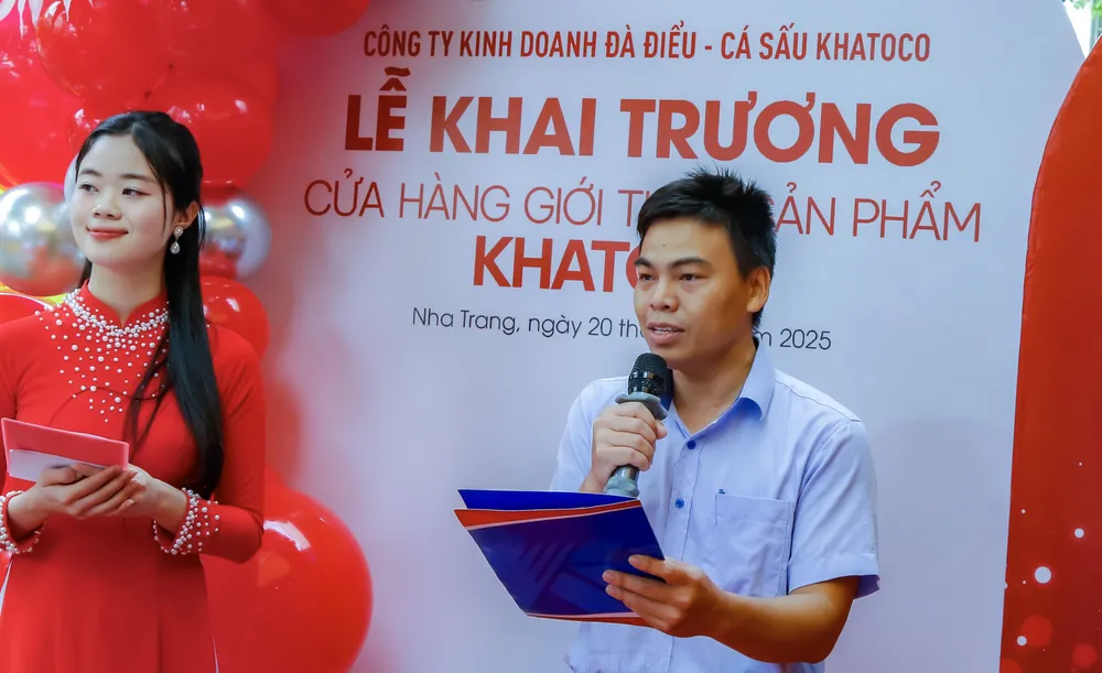 Lãnh đạo công ty Khatoco phát biểu khai trương Lãnh đạo công ty Khatoco phát biểu khai trương