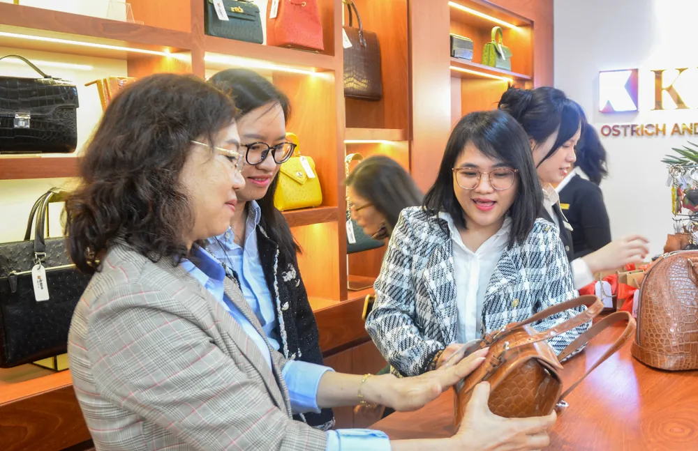 Không khí mua hàng nhộn nhịp Không khí mua hàng nhộn nhịp