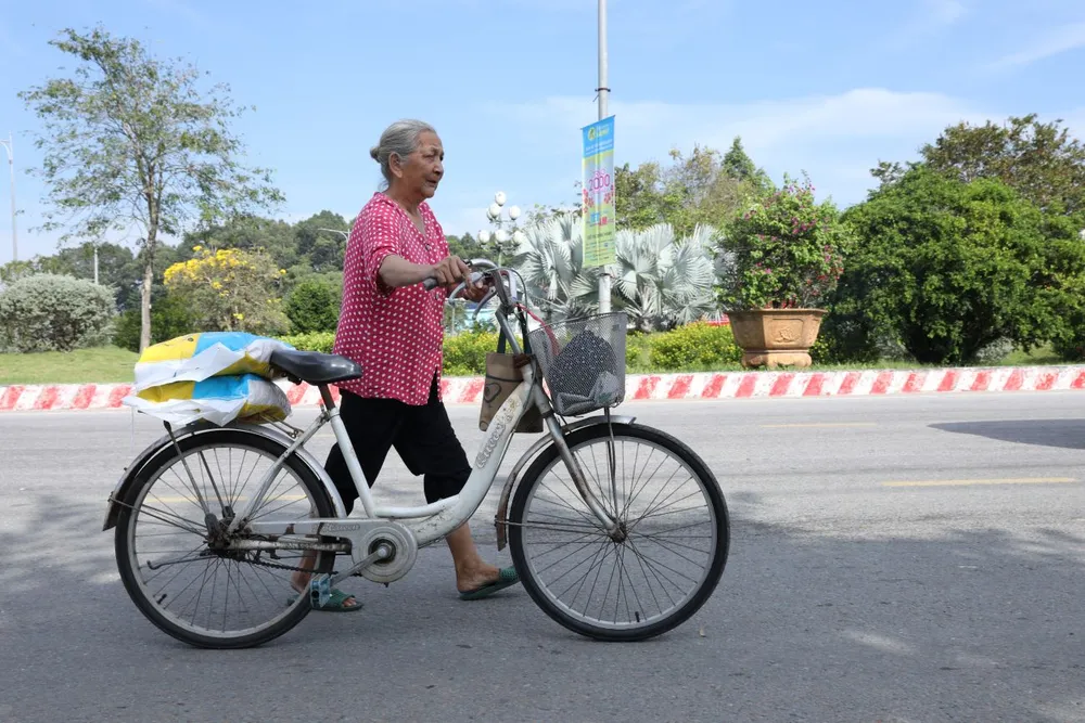 Người dân nghèo nhận quà Người dân nghèo nhận được quà tặng cho một cái Tết sắp tới