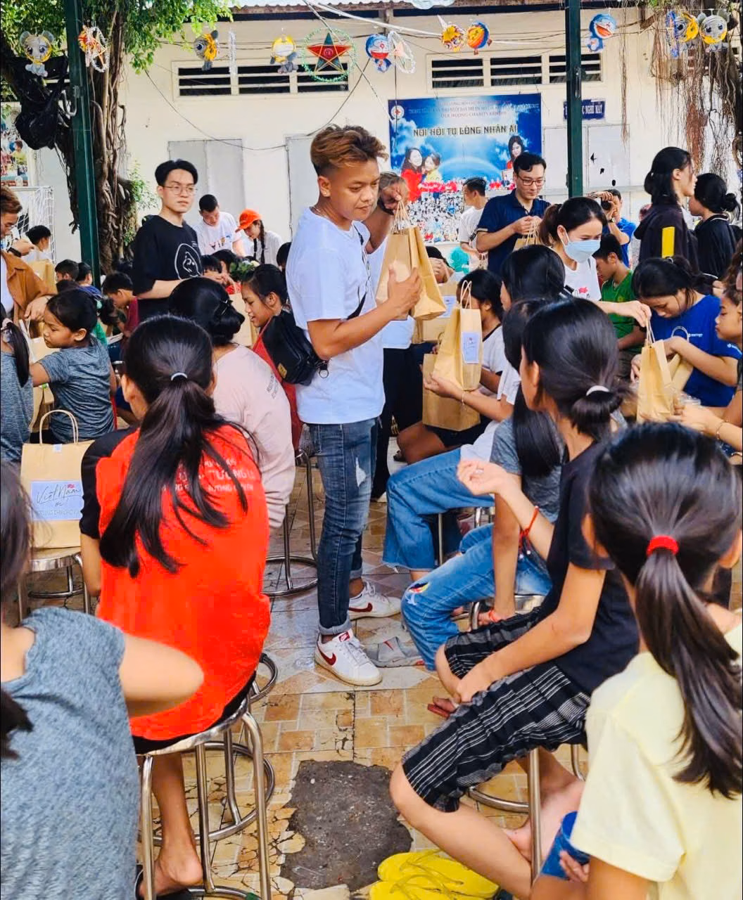 Nguyễn Minh Hiền cùng nhóm bạn tham gia hoạt động thiện nguyện Nguyễn Minh Hiền cùng nhóm bạn tham gia phát quà tặng cho các em nhỏ thiếu tình thương