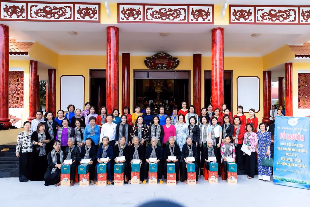 Lãnh đạo chính quyền địa phương cùng nhà tài trợ trao quà cho các cô trong đội quân tóc dài
