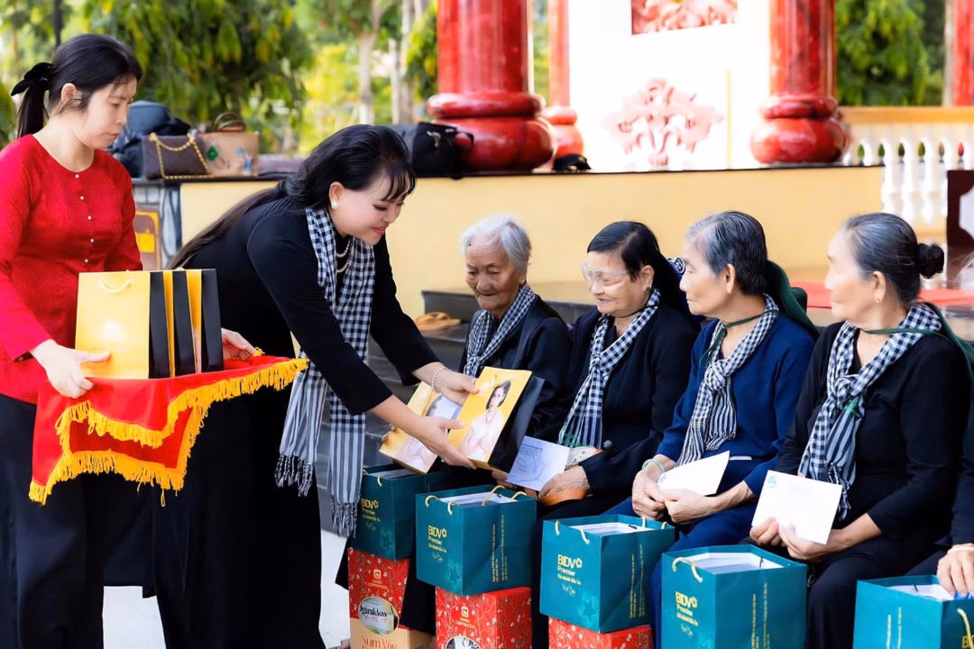 Các phần quà được trao tận tay các bà mẹ Việt Nam anh hùng thể hiện sự quan tâm và lòng tri ân sâu sắc từ nữ doanh nhân