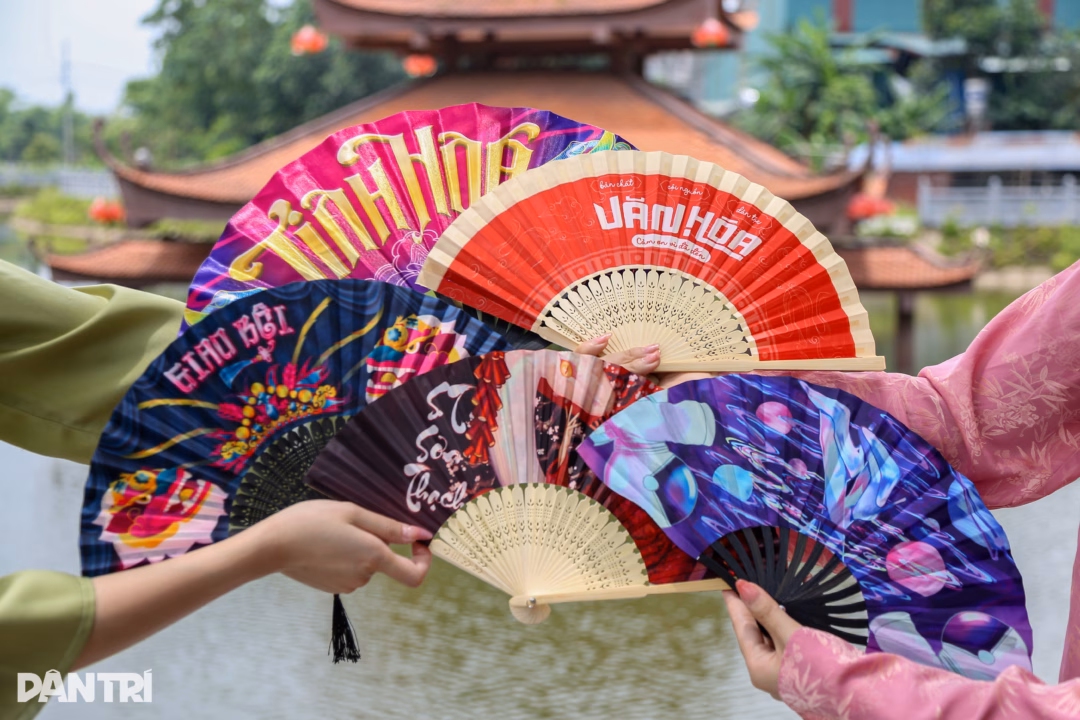 Quạt handmade trăm năm tuổi Chàng Sơn lên ‘đời’ nhờ công nghệ kỹ thuật số Truyền nhân Gen Z dùng công nghệ, "đu concert" giữ nghề quạt trăm năm (Video: Khánh Vi - Thương Huyền).