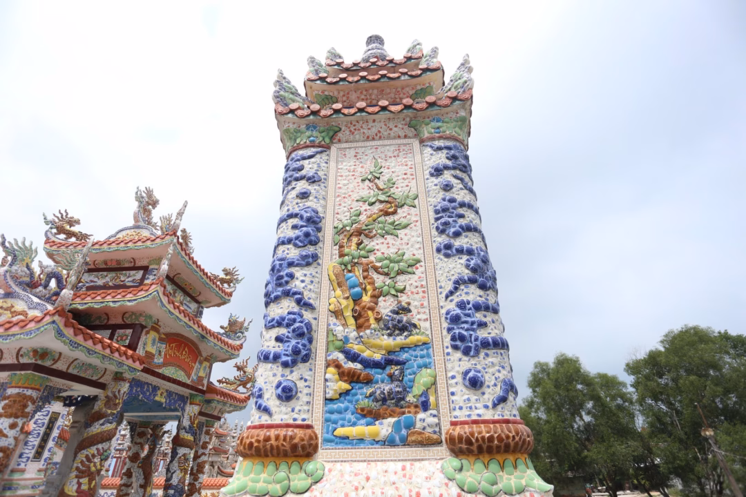 Thành phố lăng mộ độc đáo ở Huế thu hút sự chú ý của thế giới Trụ biểu ở một ngôi mộ.