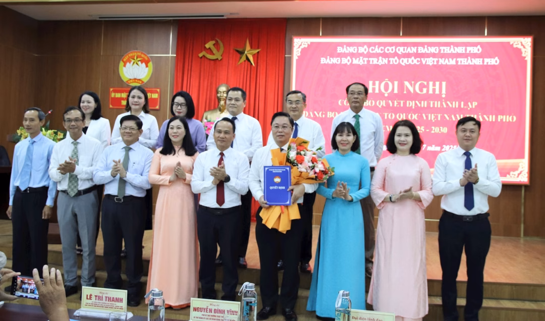 Đà Nẵng thành lập Đảng bộ MTTQ Việt Nam, chỉ định Bí thư Đảng ủy mới Phó Bí thư Thường trực Thành ủy, Bí thư Đảng ủy Các cơ quan Đảng thành phố Nguyễn Đình Vĩnh (đứng giữa, hàng đầu) tặng hoa, chúc mừng Ban Chấp hành Đảng bộ MTTQ Việt Nam thành phố nhiệm kỳ 2025 - 2030 ra mắt tại hội nghị. Ảnh: TRỌNG HUY