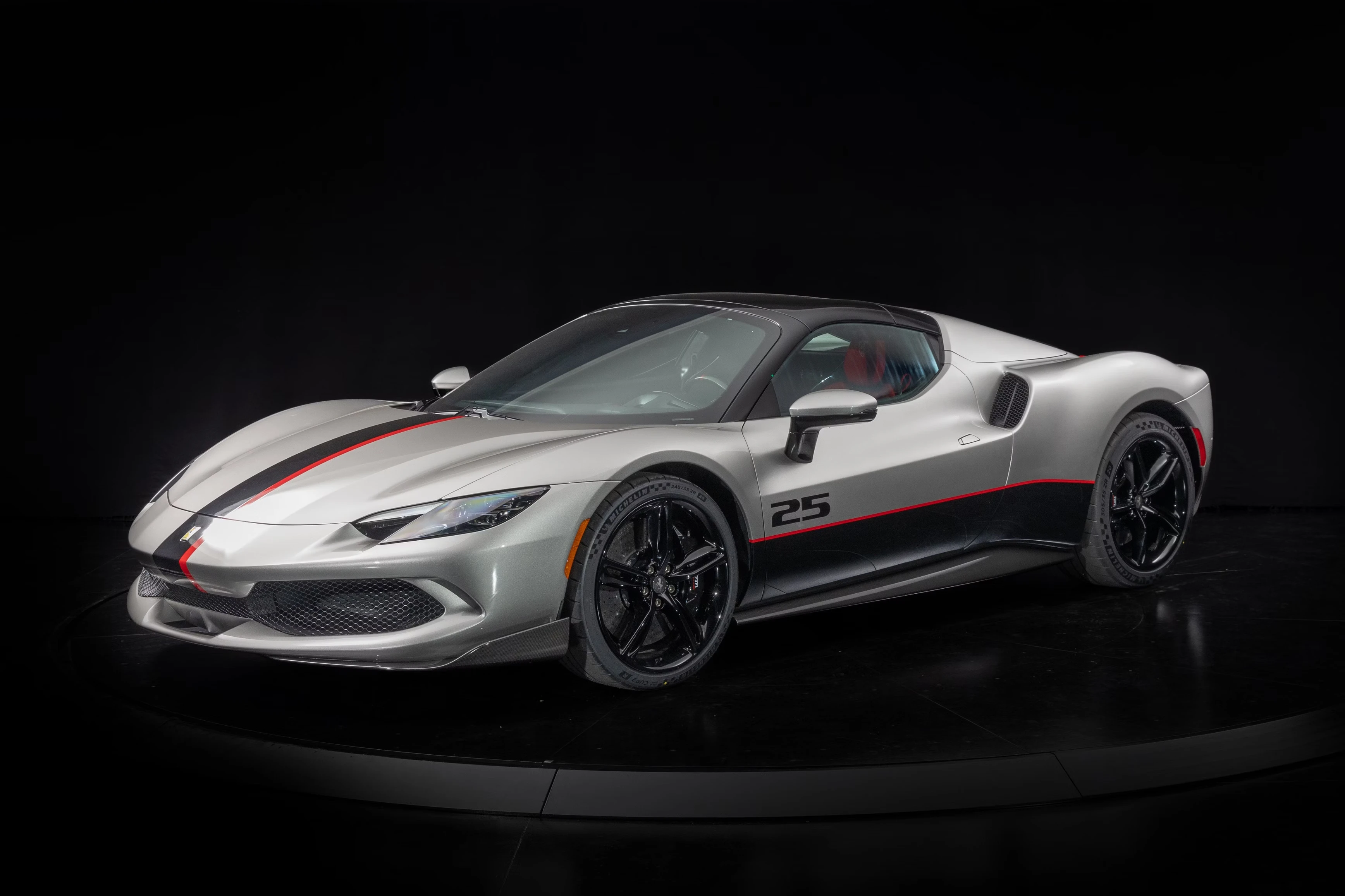 Ferrari ra mắt các màu sơn đặc biệt lấy cảm hứng từ lịch sử đua xe Với xu hướng hiện tại, các tông màu tối như đen hay xám đang dần chiếm cảm tình của nhiều khách hàng mới của Ferrari. Hãng cũng cho ra mắt thêm nhiều tùy chọn màu sơn như Aluminium đi kèm bộ tem đua trên chiếc 296 GTS này.