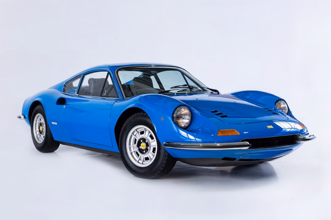 Ferrari ra mắt các màu sơn đặc biệt lấy cảm hứng từ lịch sử đua xe Azzurro Dino cũng là màu sơn đặc trưng của mẫu xe thể thao Ferrari Dino 246 GT, mẫu xe thể thao với động cơ V6 đặt giữa vốn được đặt theo tên người con trai của ông Ferrari.