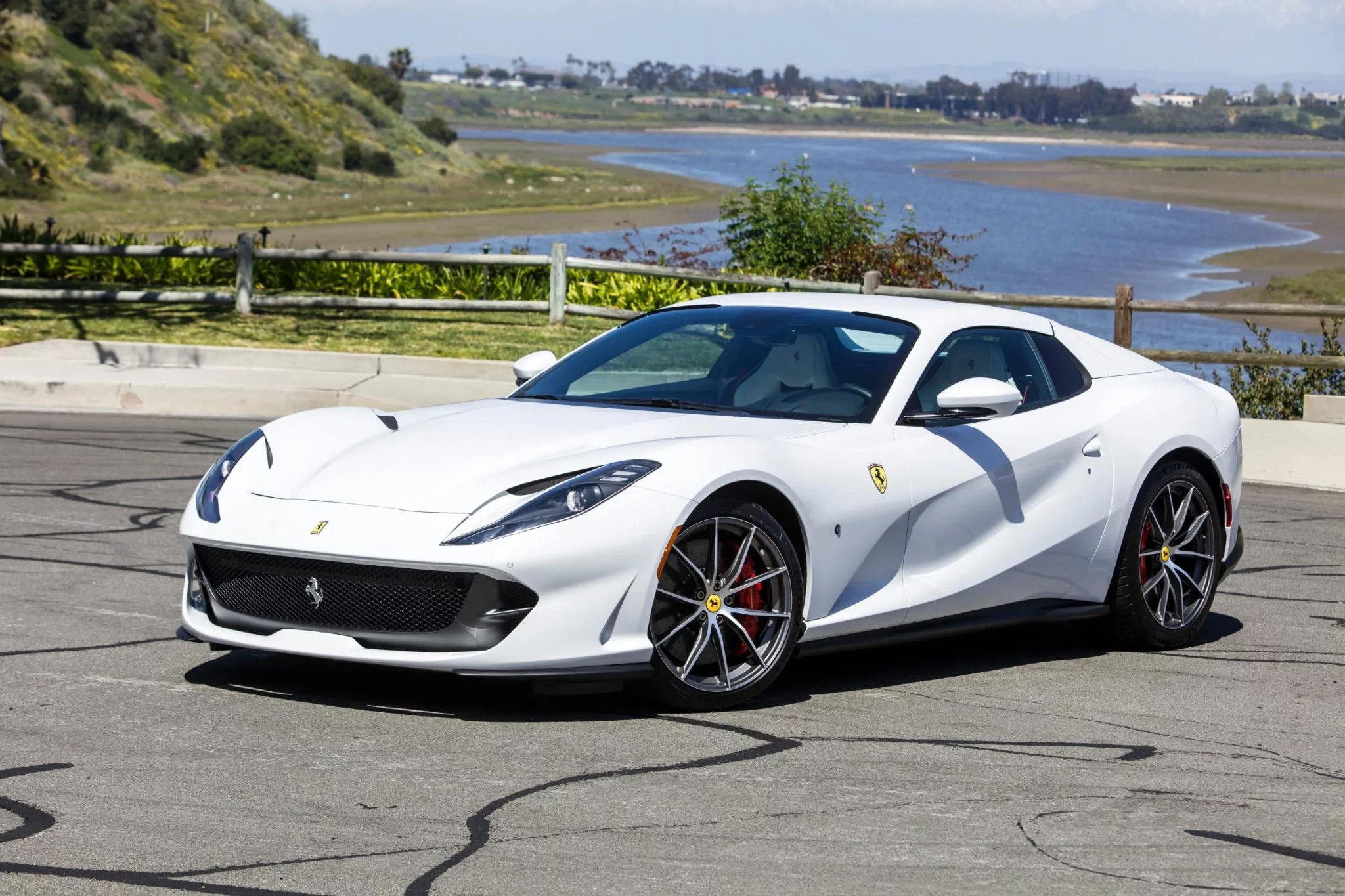 Ferrari ra mắt các màu sơn đặc biệt lấy cảm hứng từ lịch sử đua xe Với những ai yêu thích sự tinh khiết của tuyết, Ferrari mang đến tùy chọn màu sơn trắng Bianco Cervino, vốn được lấy cảm hứng từ dãy núi hùng vĩ Cervino tại Thụy Sĩ.