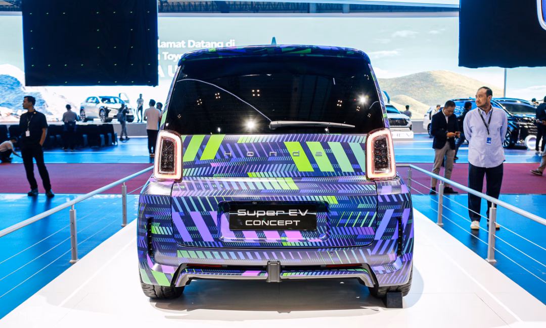 Honda hé lộ mẫu xe điện mini Super EV Concept tại GIIAS 2025 Cản sau thiết kế phong cách. Cặp đèn hậu LED và dòng chữ Honda ở chính giữa.