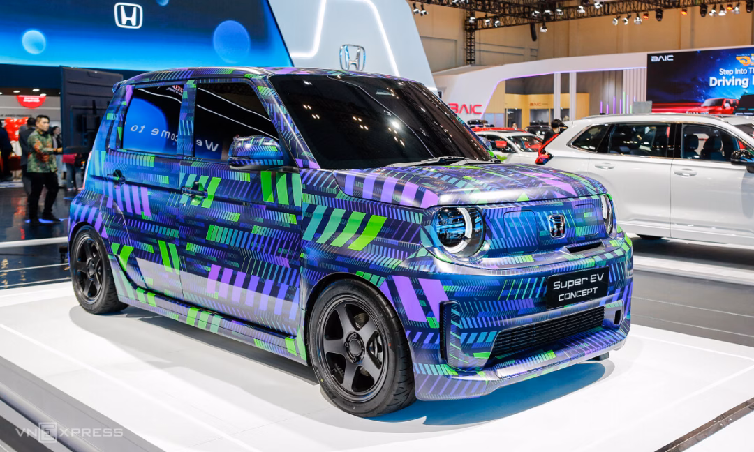 Honda hé lộ mẫu xe điện mini Super EV Concept tại GIIAS 2025 Bản concept được quây kín không cho khách thăm quan tiếp cận. Kính dán đen che đi thiết kế nội thất của Super EV Concept.
