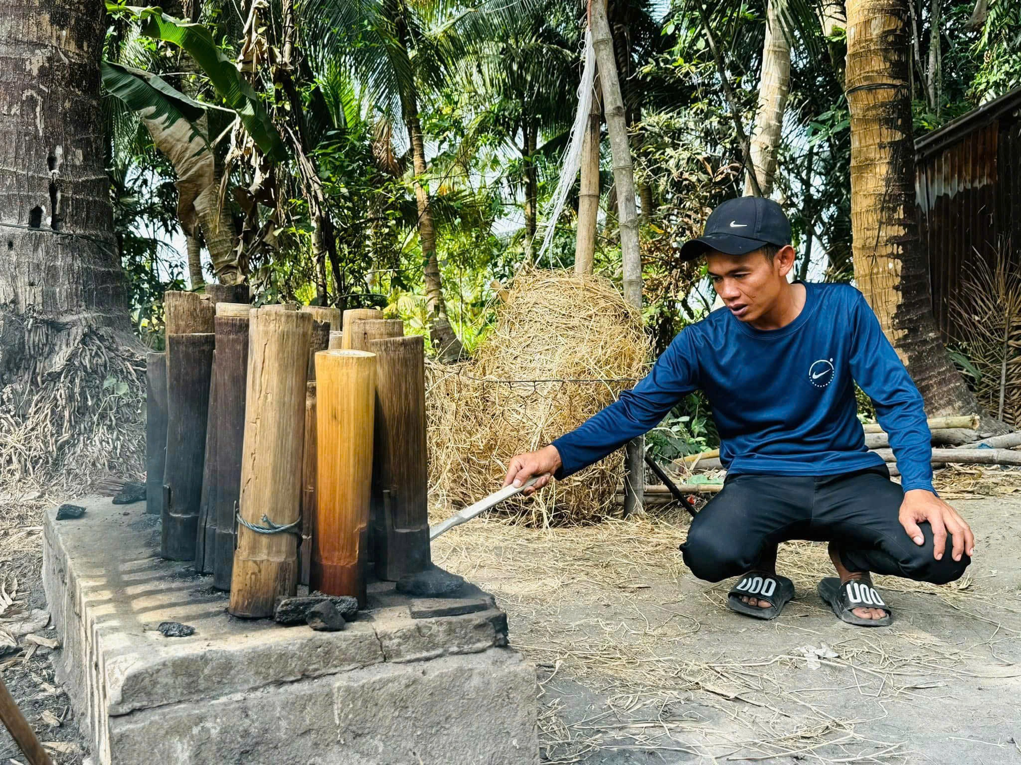 Người dân nấu đường thốt nốt bằng phương pháp truyền thống