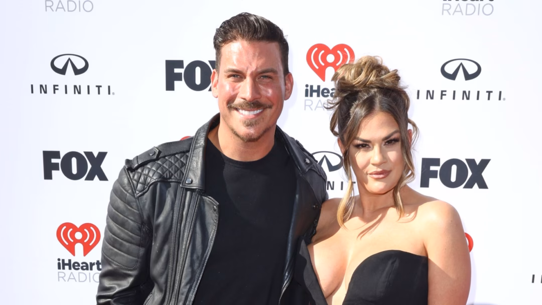 Sao Hollywood và bí mật tài chính: Những câu chuyện tiền bạc đầy thăng trầm The Valley Recap Brittany Cartwright Claims Jax Taylor Was 1.2 Million Behind on Taxes