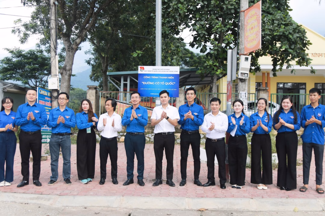 Trung ương Mặt trận Tổ quốc và các đoàn thể thắp nến tri ân tại Tuyên Quang
