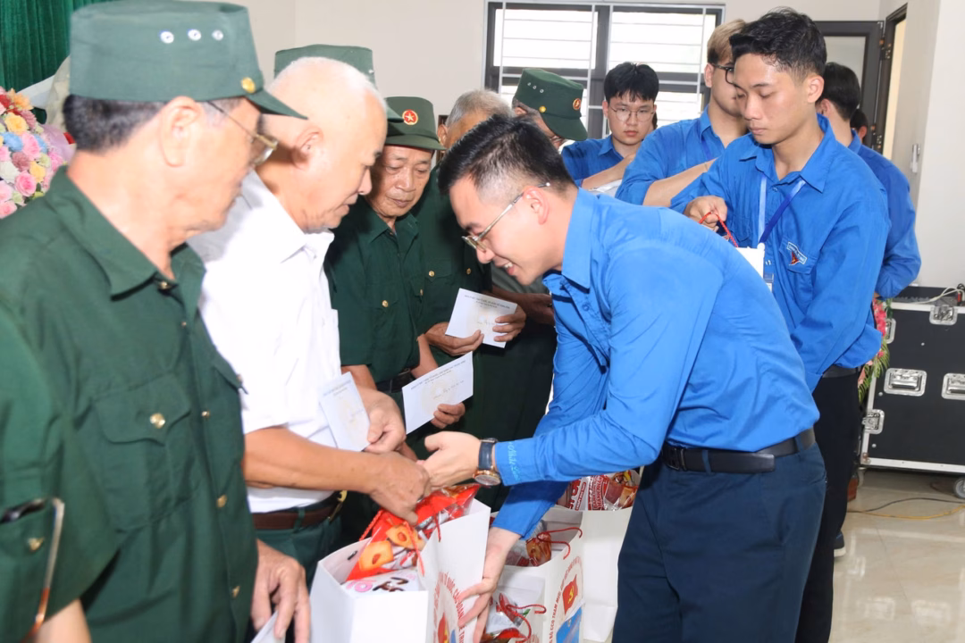 Trung ương Mặt trận Tổ quốc và các đoàn thể thắp nến tri ân tại Tuyên Quang